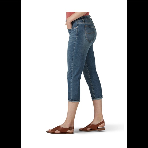 Womens Riders by Lee Capris Size 6 Medium Wash Jasper Denim New - Picture 2 of 6